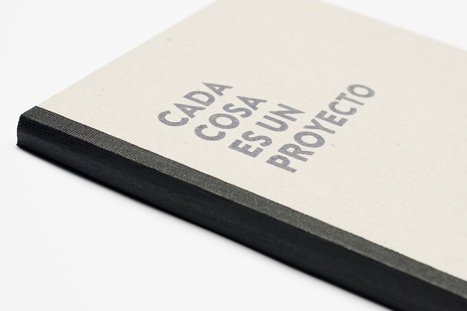 Tapa del fotolibro de la serie Outside